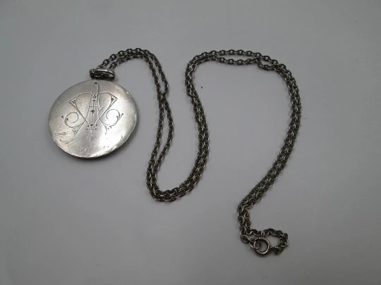 Medalla con cadena. Virgen con Niño sobre nube querubines. Plata ley. España. 1940