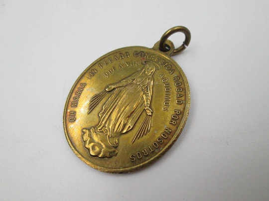 Medalla de bronce Inmaculada Concepción. Anagrama de María. Asa y argolla. 1900
