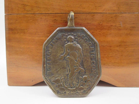 Medalla de bronce. Inmaculada Concepción y Santísimo Sacramento. Octogonal. Siglo XVIII