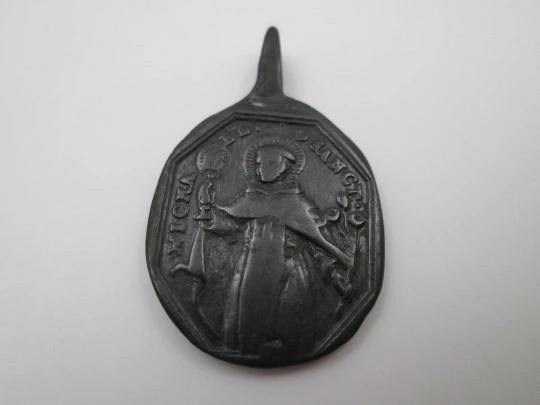 Medalla de bronce. San Miguel y Jesús de Nazaret. Alto relieve. Asa. Siglo XVIII