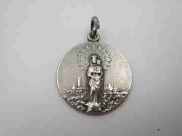 Medalla de la Virgen del Pilar y la Basílica. Plata de ley. Asa y argolla. España. 1950