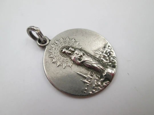 Medalla de la Virgen del Pilar y la Basílica. Plata de ley. Asa y argolla. España. 1950