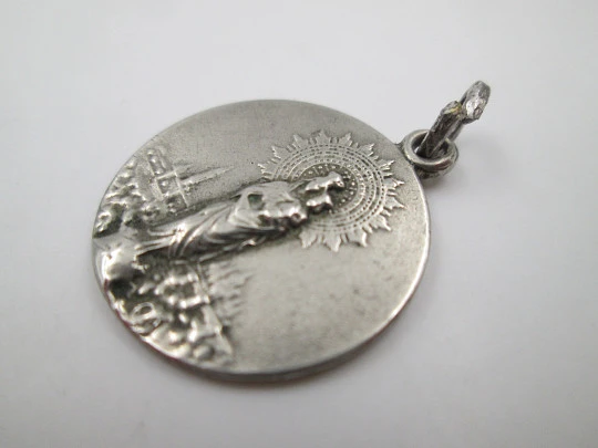 Medalla de la Virgen del Pilar y la Basílica. Plata de ley. Asa y argolla. España. 1950