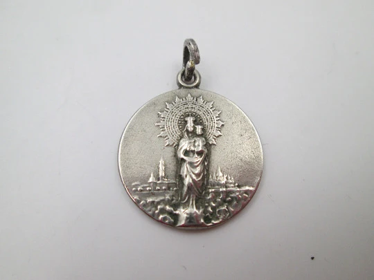 Medalla de la Virgen del Pilar y la Basílica. Plata de ley. Asa y argolla. España. 1950