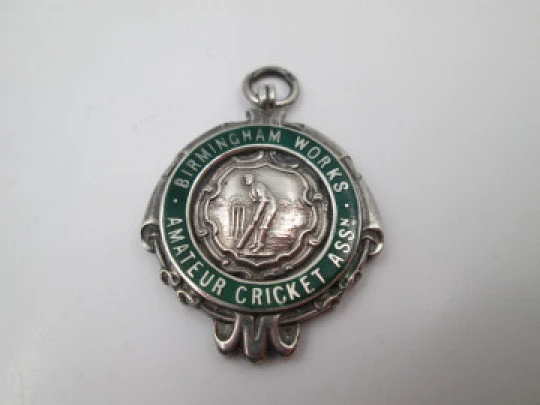 Medalla deportiva colgante. Asociación Críquet Amateur. Plata ley y esmalte. A.S.&Co. 1934