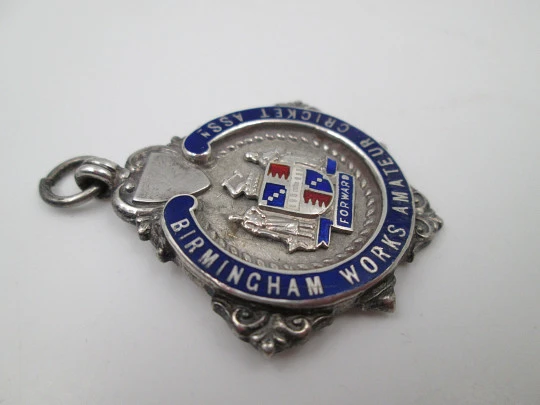 Medalla deportiva colgante. Asociación Críquet Amateur. Plata ley y esmalte. A.S.&Co. 1935