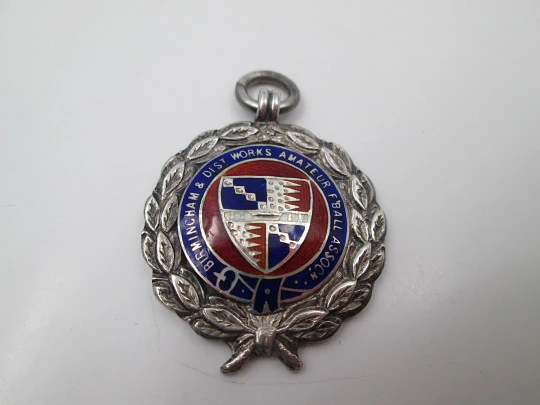 Medalla deportiva colgante. Asociación Fútbol Amateur. Plata ley y esmalte. Vaughtons. 1930