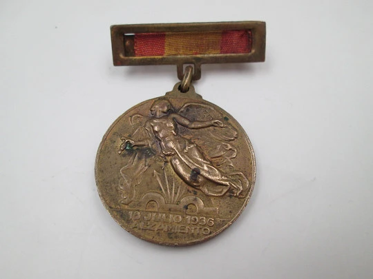 Medalla Guerra Civil en bronce con broche bandera. Alzamiento Nacional y Victoria. 1940 Medalla Guerra Civil en bronce con broche bandera. Alzamiento Nacional y Victoria. 1940