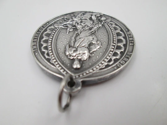Medalla Inmaculada Concepción. Plata de ley. Alto relieve. Asa y argolla. 1940. España