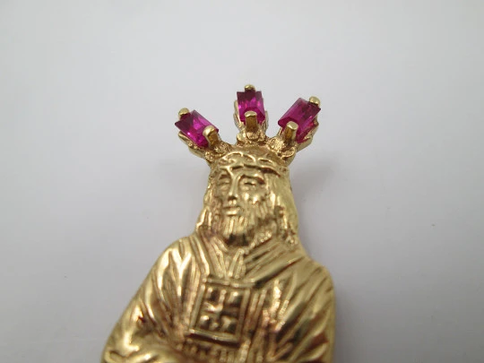 Medalla Jesús del Gran Poder. Oro amarillo 18k y rubíes. España. Año 2000