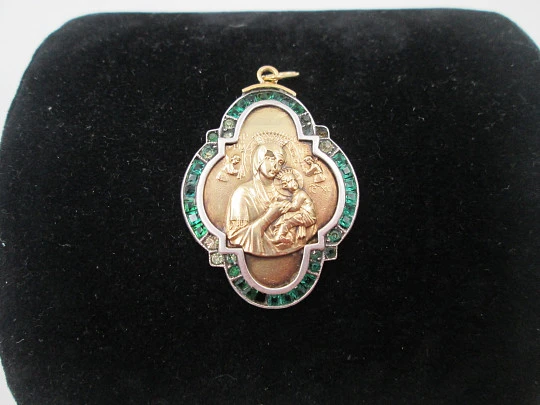 Medalla lobulada art deco Virgen con Niño. Oro amarillo y plata ley. Gemas verdes. 1940