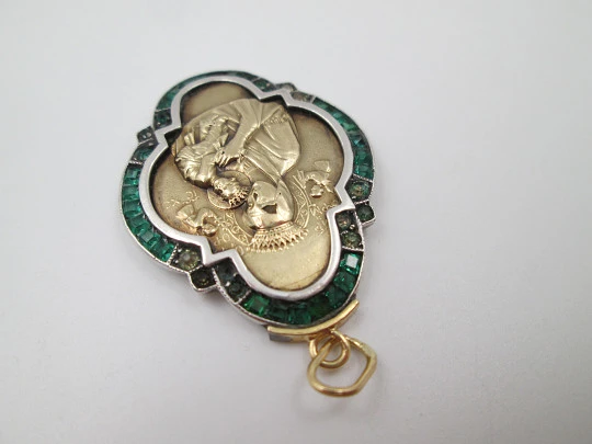 Medalla lobulada art deco Virgen con Niño. Oro amarillo y plata ley. Gemas verdes. 1940
