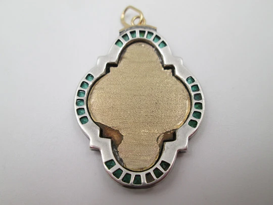 Medalla lobulada art deco Virgen con Niño. Oro amarillo y plata ley. Gemas verdes. 1940