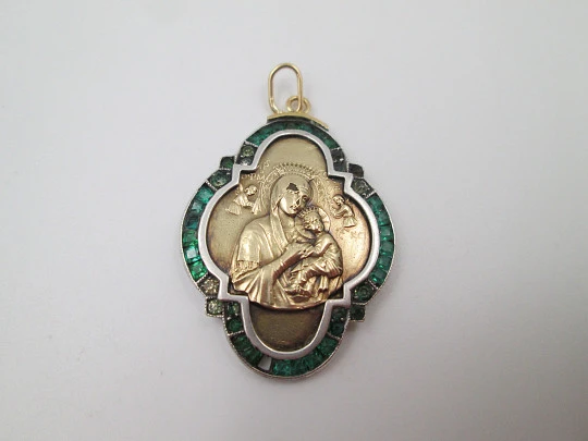 Medalla lobulada art deco Virgen con Niño. Oro amarillo y plata ley. Gemas verdes. 1940