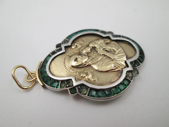 Medalla lobulada art deco Virgen con Niño. Oro amarillo y plata ley. Gemas verdes. 1940
