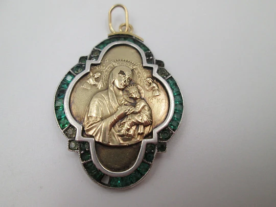 Medalla lobulada art deco Virgen con Niño. Oro amarillo y plata ley. Gemas verdes. 1940