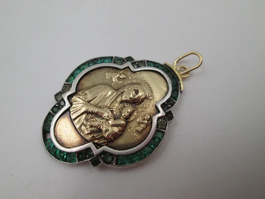 Medalla lobulada art deco Virgen con Niño. Oro amarillo y plata ley. Gemas verdes. 1940