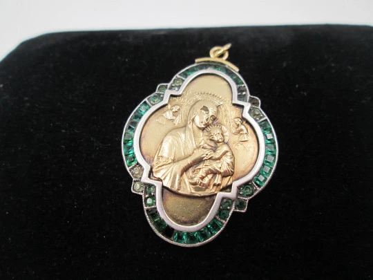 Medalla lobulada art deco Virgen con Niño. Oro amarillo y plata ley. Gemas verdes. 1940
