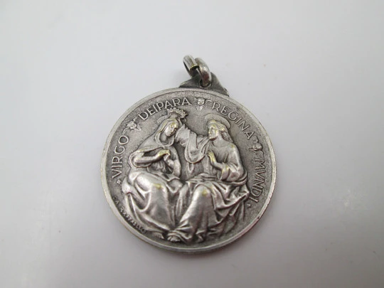 Medalla Papa Pío XII. Año Mariano 1954. Asa y argolla. Metal plateado. Alto relieve