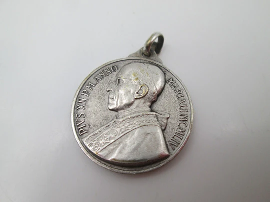 Medalla Papa Pío XII. Año Mariano 1954. Asa y argolla. Metal plateado. Alto relieve