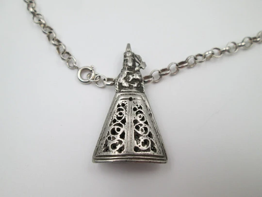 Medalla plata Virgen con Niño y manto calado. Cadena eslabones abiertos. 1950