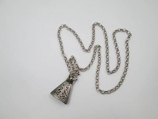 Medalla plata Virgen con Niño y manto calado. Cadena eslabones abiertos. 1950