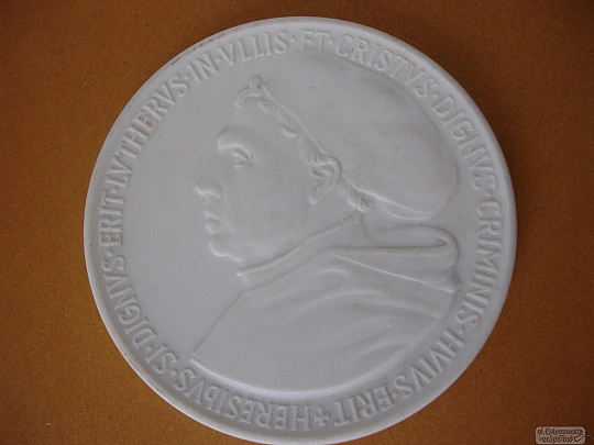 Medalla porcelana de Meissen. Color blanco. Homenaje a Martín Lutero