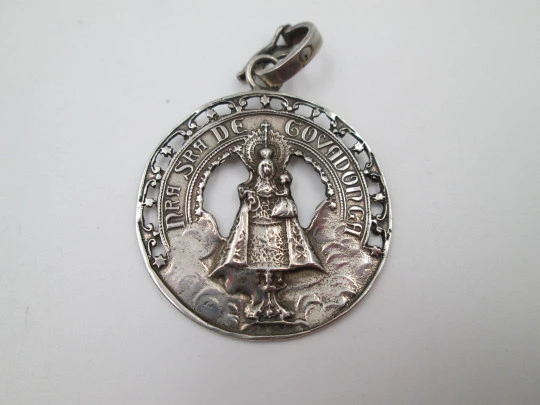 Medalla religiosa calada. Nuestra Señora de Covadonga. Plata de ley. España. 1950