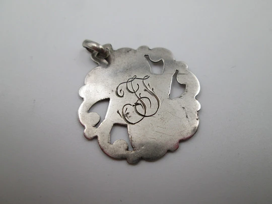 Medalla religiosa calada. San José con el Niño. Plata de ley. Asa y argolla. Europa. 1940