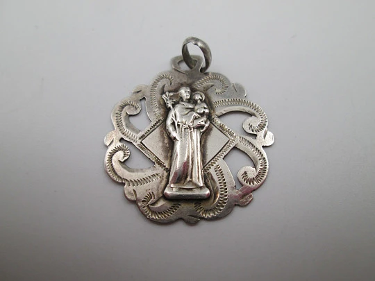 Medalla religiosa calada. San José con el Niño. Plata de ley. Asa y argolla. Europa. 1940