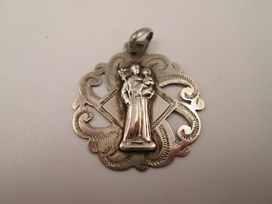 Medalla religiosa calada. San José con el Niño. Plata de ley. Asa y argolla. Europa. 1940