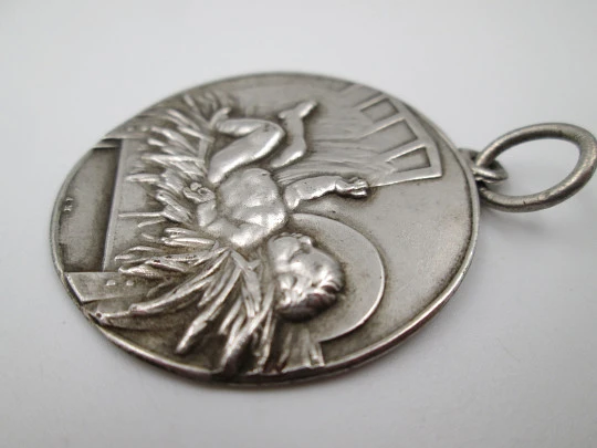 Medalla religiosa de cuna. Niño Jesús acostado entre pajas. Plata de ley. 1940