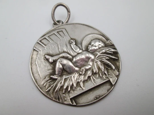 Medalla religiosa de cuna. Niño Jesús acostado entre pajas. Plata de ley. 1940