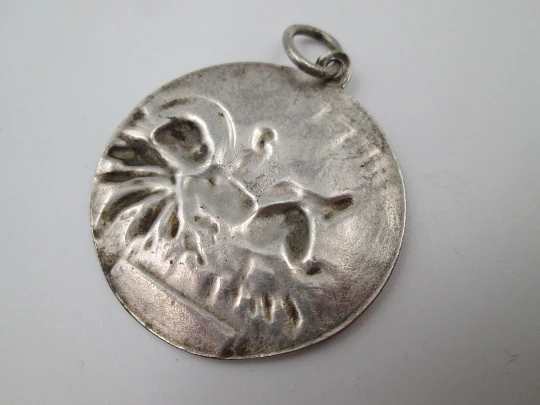 Medalla religiosa de cuna. Niño Jesús acostado entre pajas. Plata de ley. 1940