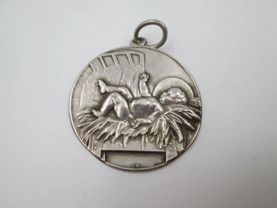 Medalla religiosa de cuna. Niño Jesús acostado entre pajas. Plata de ley. 1940