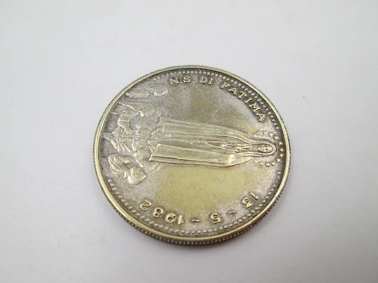 Medalla religiosa en metal dorado. Papa Juan Pablo II y Virgen de Fátima. Portugal, 1982