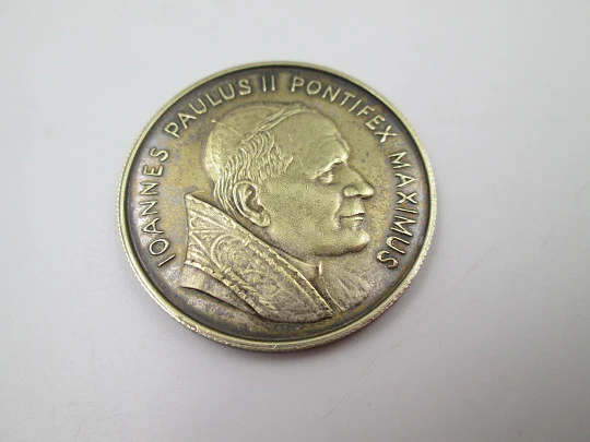 Medalla religiosa en metal dorado. Papa Juan Pablo II y Virgen de Fátima. Portugal, 1982