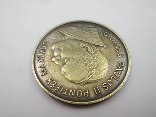 Medalla religiosa en metal dorado. Papa Juan Pablo II y Virgen de Fátima. Portugal, 1982