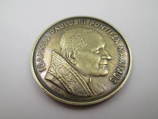 Medalla religiosa en metal dorado. Papa Juan Pablo II y Virgen de Fátima. Portugal, 1982