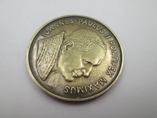 Medalla religiosa en metal dorado. Papa Juan Pablo II y Virgen de Fátima. Portugal, 1982