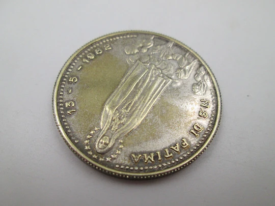 Medalla religiosa en metal dorado. Papa Juan Pablo II y Virgen de Fátima. Portugal, 1982