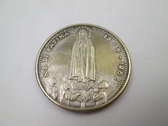 Medalla religiosa en metal dorado. Papa Juan Pablo II y Virgen de Fátima. Portugal, 1982
