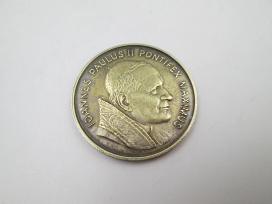 Medalla religiosa en metal dorado. Papa Juan Pablo II y Virgen de Fátima. Portugal, 1982
