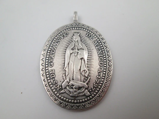 Medalla religiosa Nuestra Señora de Guadalupe. Plata de ley. Argolla. México. 1900