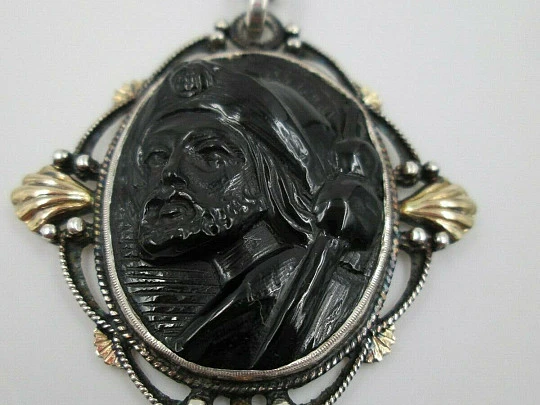 Medalla religiosa Santiago Apóstol. Plata, oro y azabache. 1920. Relieve