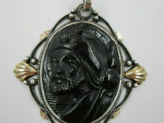 Medalla religiosa Santiago Apóstol. Plata, oro y azabache. 1920. Relieve