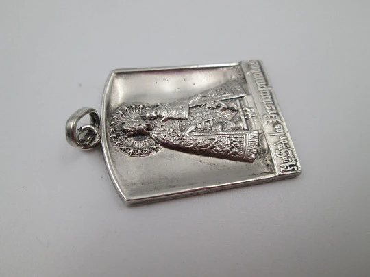 Medalla religiosa Virgen de los Desamparados. Plata de ley. Alto relieve. Asa y argolla. 1970 Medalla religiosa Virgen de los Desamparados. Plata de ley. Alto relieve. Asa y argolla. 1970