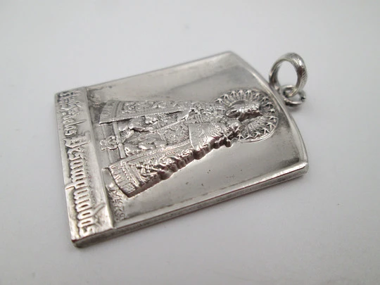 Medalla religiosa Virgen de los Desamparados. Plata de ley. Alto relieve. Asa y argolla. 1970 Medalla religiosa Virgen de los Desamparados. Plata de ley. Alto relieve. Asa y argolla. 1970