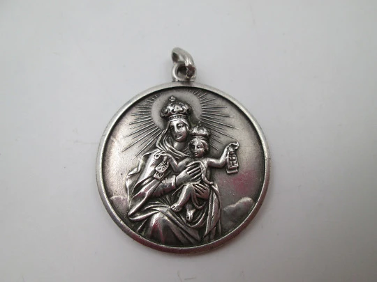 Medalla religiosa Virgen del Carmen con Niño y escapularios. Plata de ley. Europa. 1960