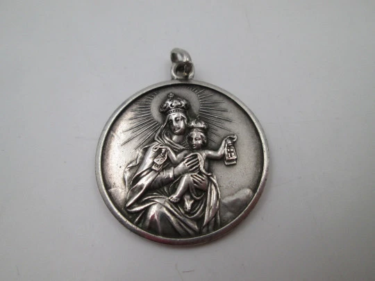 Medalla religiosa Virgen del Carmen con Niño y escapularios. Plata de ley. Europa. 1960